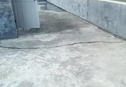 月湖楼顶漏水维修公司分享下如何解决卫生间隐蔽部位漏水的问题?