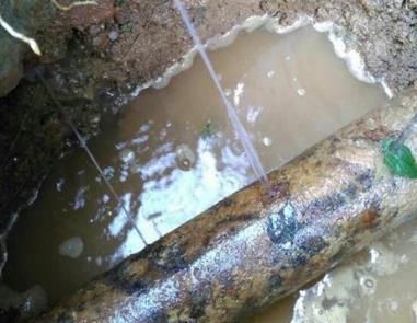 月湖楼顶渗水维修公司分享下地暖漏水的原因及检测方法。